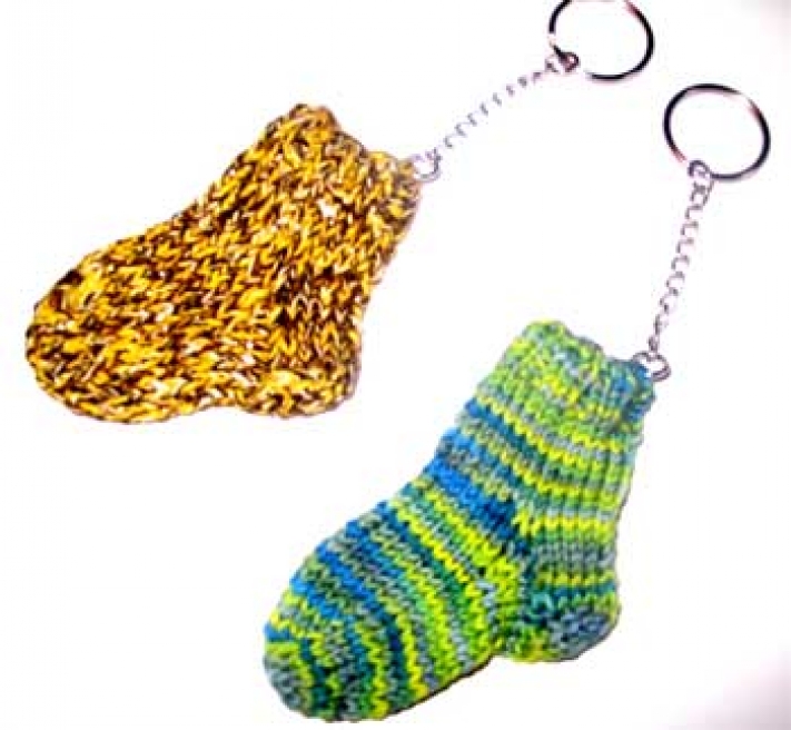 mini Söckchen, Schlüsselanhänger, f. Einkaufschip etc. handgestrickt, Überraschungsfarbe